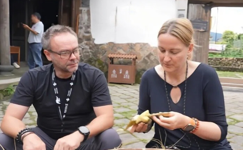 German tourists make zongzi in Qingtian
