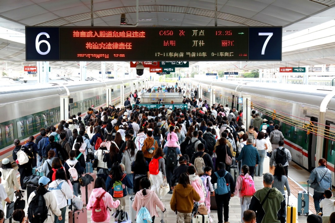 China's railway passenger trips top 2.3b in first half