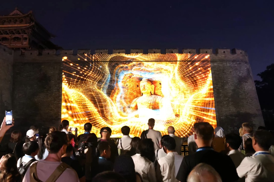 Light sculpture show dazzles at Yuci Ancient City in Shanxi