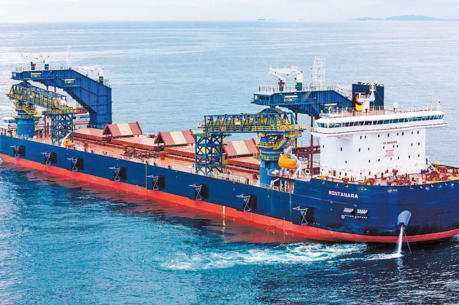 China sets records with new self-unloading vessel
