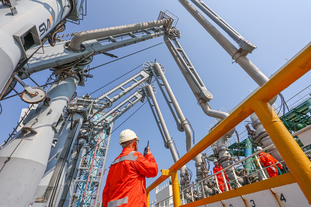 China's oil, gas output hits record highs