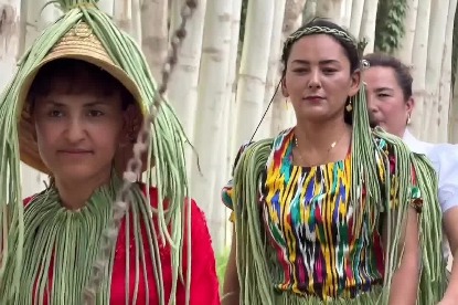 Watch: Villagers in Xinjiang host desert cowpea fashion show