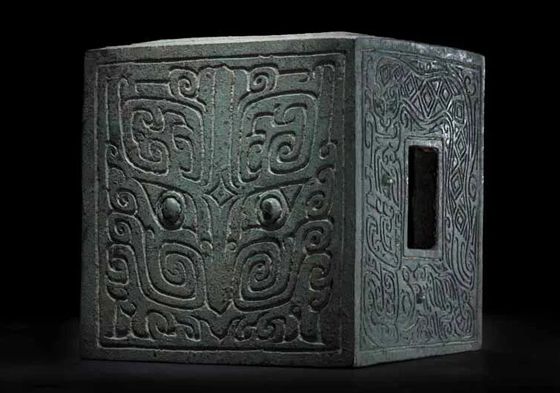 Beast mask-decorated bronze architectural fitting from 3,000 years ago