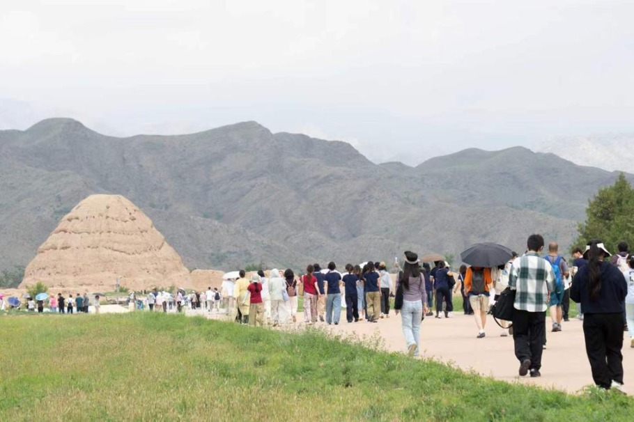 Xixia Imperial Tombs draw summer tourists to Ningxia