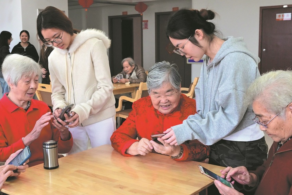 China's population aged 60 and above reaches 323.38 million