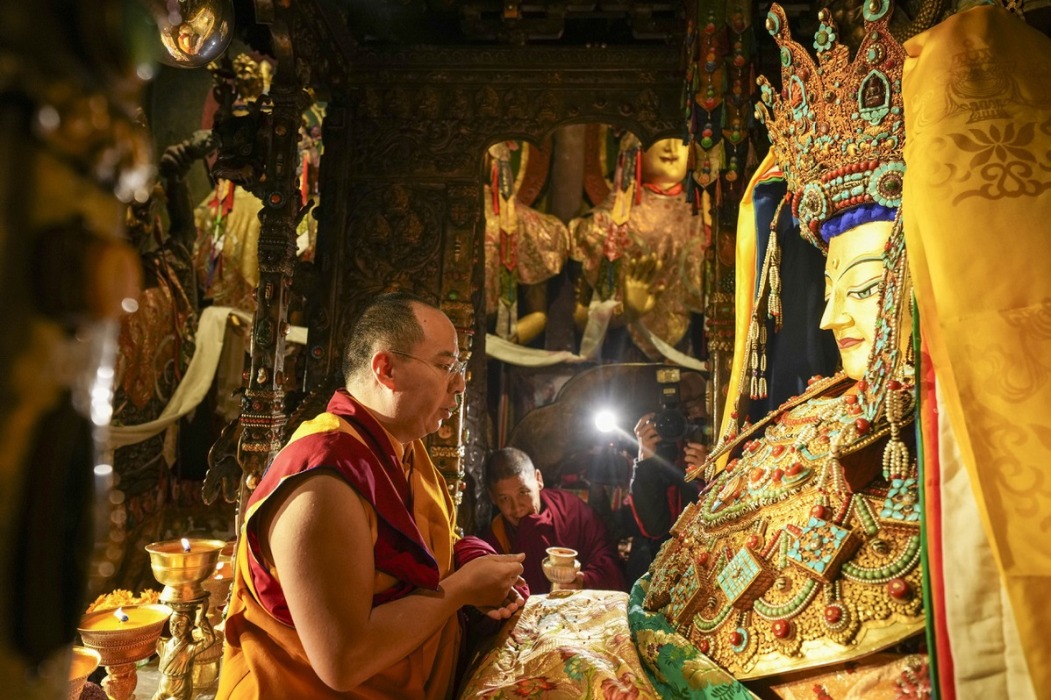 Panchen Rinpoche participates in religious services in Lhasa's Jokhang Temple