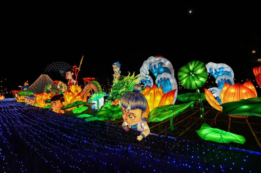 Lantern show lights up Changsha's Yanghu Wetland Park
