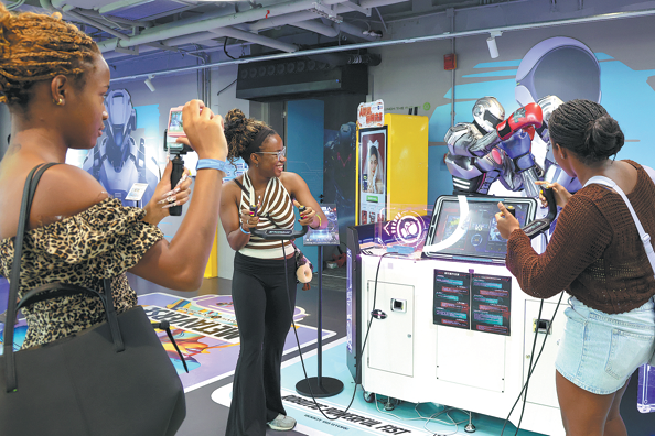 Foreign visitors touch future in Shenzhen