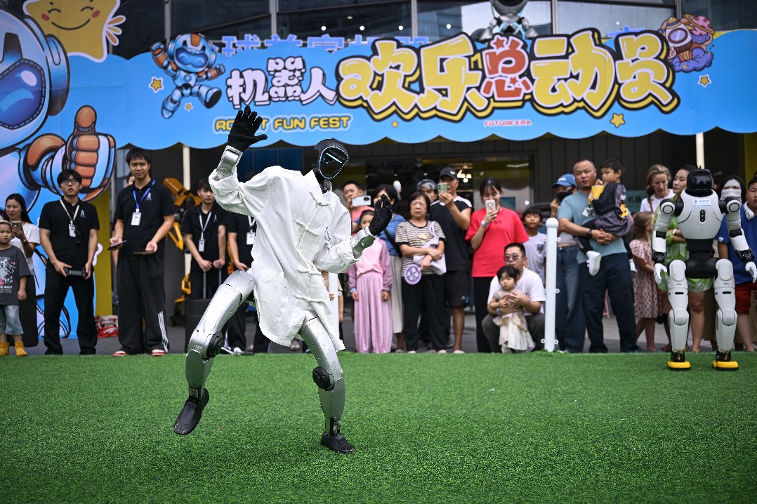 Foreign visitors come to Shenzhen to 'try the future'