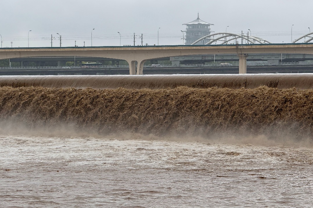 Additional disaster relief items rushed to flood-hit Shaanxi