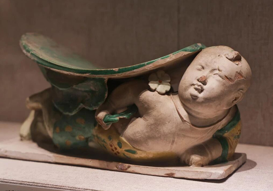Tricolor-glazed lotus-leaf-shaped pillow offers heat relief