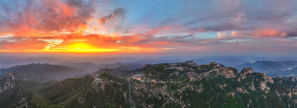 山东泰安 泰山岱顶现壮丽晚霞VCG111650604277_600.jpg