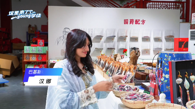 Pakistani student discovers art of fragrant sachet making in Xuzhou