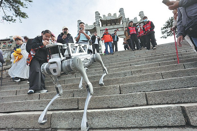 China's scenic peaks welcome a new robotic workforce