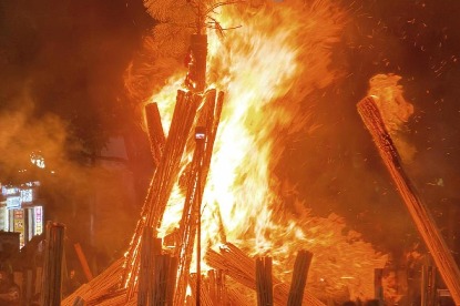 Foreign tourists explore Yunnan's ethnic culture through Yi Torch Festival