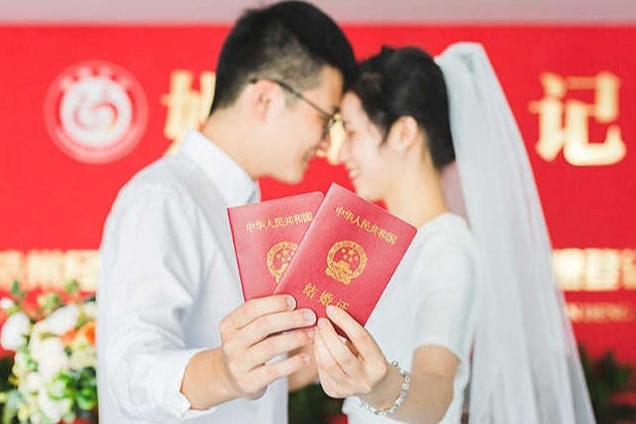 Shanghai couples rush to book popular marriage dates