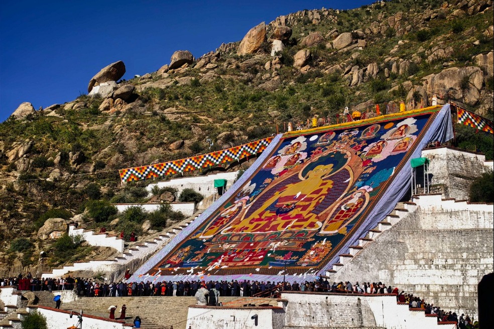 Shoton Festival opens in Lhasa with giant thangka unveiling