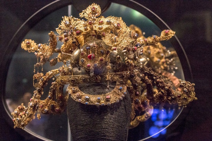 Gold crown witnesses Southwest China's luxurious burial