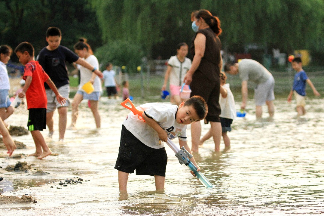 Local water toys make splash abroad on cooling economy boom