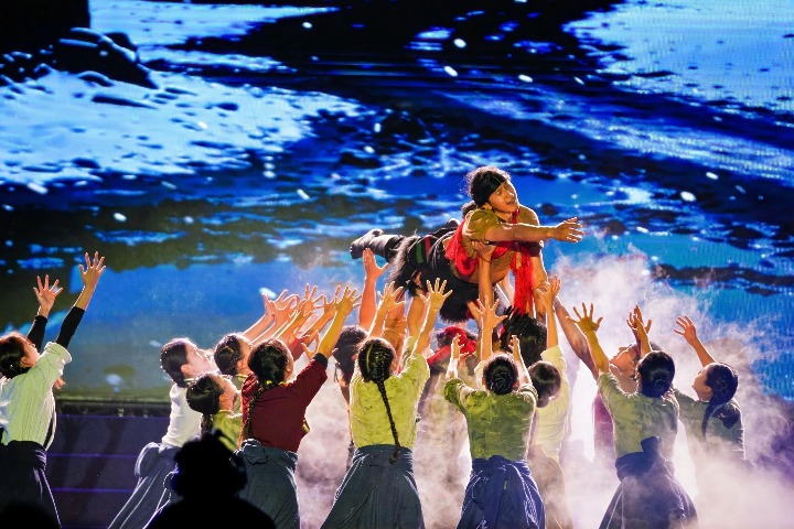Highland cultural performance lights up Dukezong Ancient Town