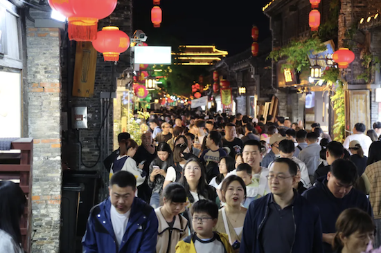 Meet a traditional and modern Yangzhou at Dongguan Street