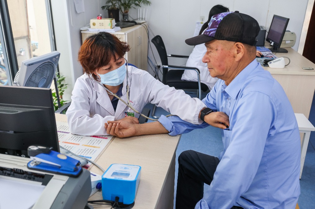 China moves to further improve family doctor services