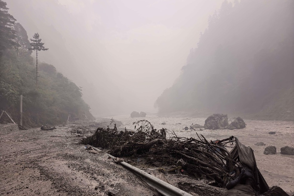 Landslide strikes near Gyirong Port in Xizang, possible missing persons reported