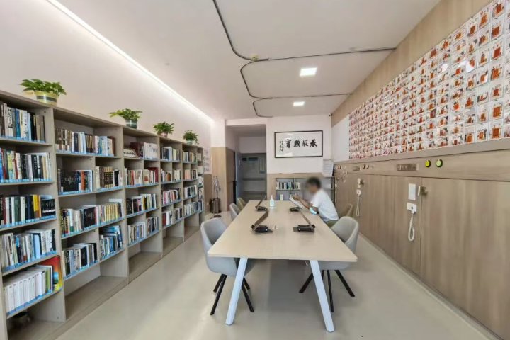 Hospital library in Xi'an brings comfort and solace to patients