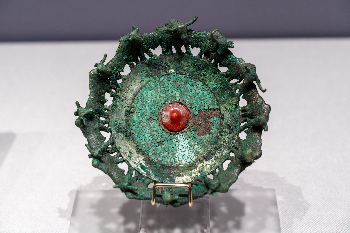 Round bronze belt ornament encircled by bulls