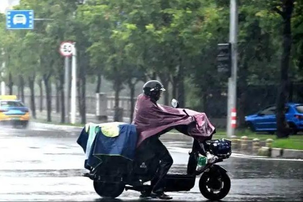 Guangdong sees service and school suspensions with Typhoon Saudel's latest landfall