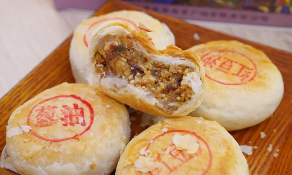 Wuxi's beloved traditional mooncakes hit the market