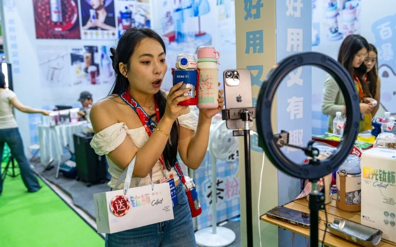 1787047615021042429.jpg Yiwu Girls.jpg
