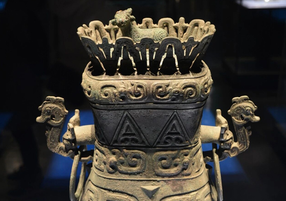 Bronze wine vessel with an openwork lotus crown