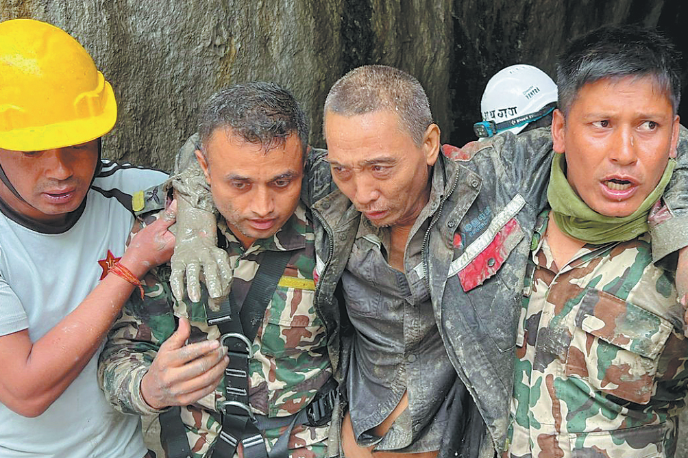 Rescue teams intensify deep searches in Gyirong