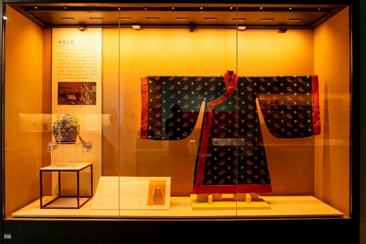 Xinjiang exhibition tells Chinese silk culture and art