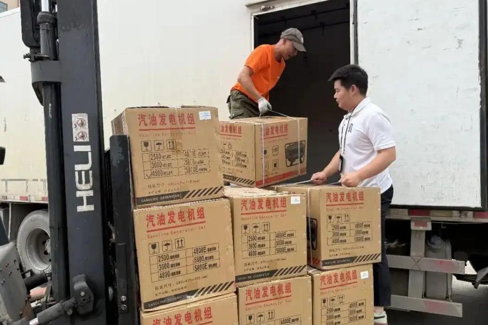 Xizang clears stranded trucks and tourists after Gyirong Port mudslide