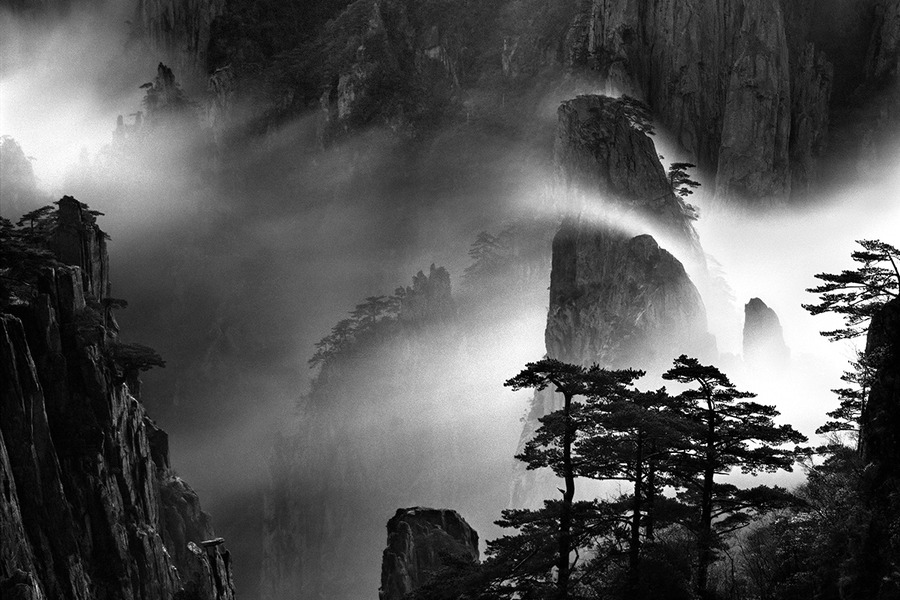 Exhibition honors photographer's lifetime dedication to Huangshan Mountain