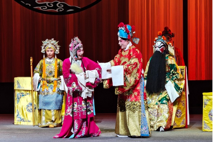Chuanju Opera takes stage in Shanghai