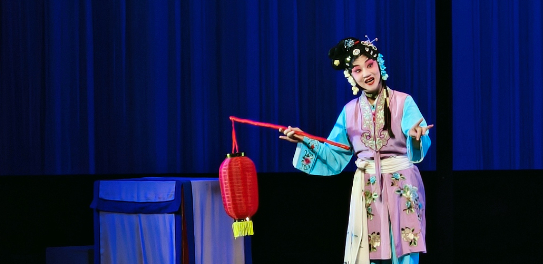 Chuanju Opera takes stage in Shanghai
