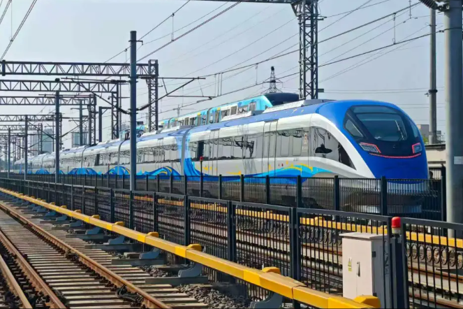 Rapid rail transit line linking Beijing and Xiong'an New Area begins trial run