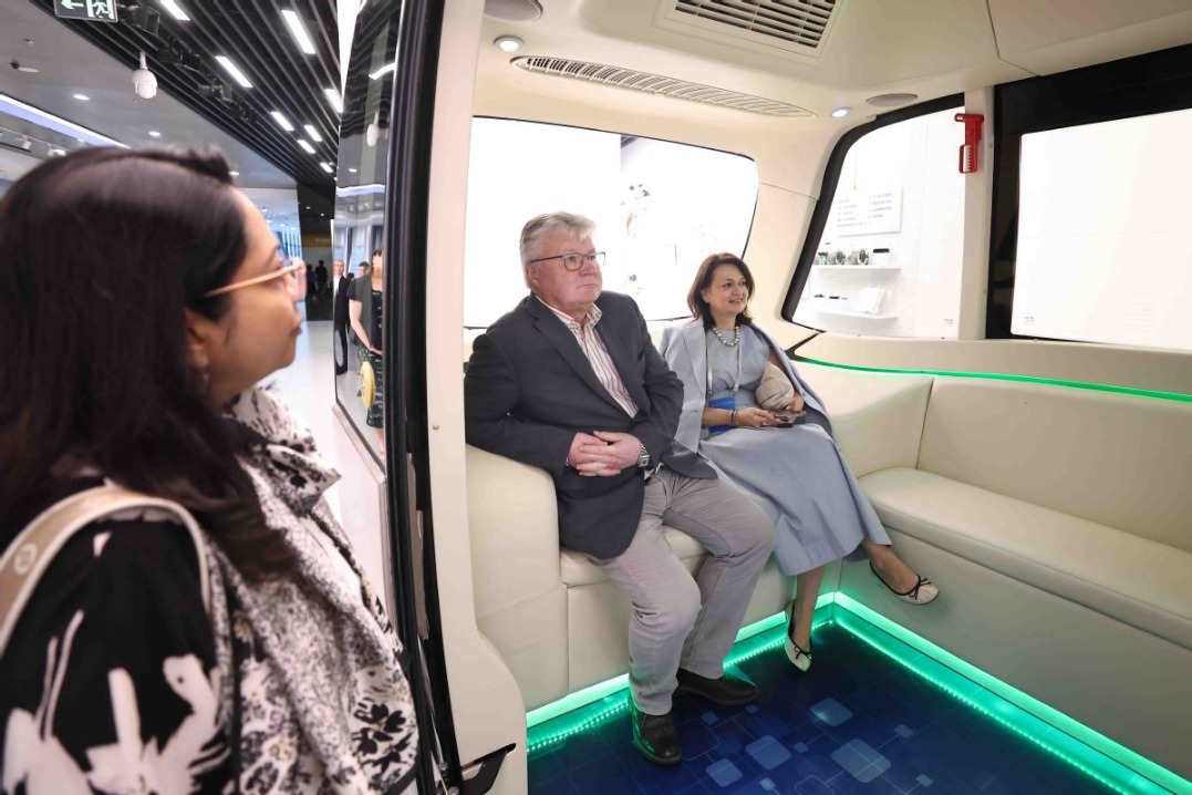 Diplomats explore technology advances in Jiangsu
