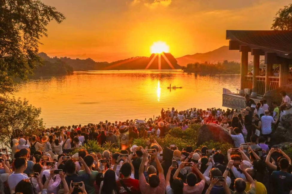 Rare sunset spectacle draws visitors to Zhaoqing's Xinghu Lake