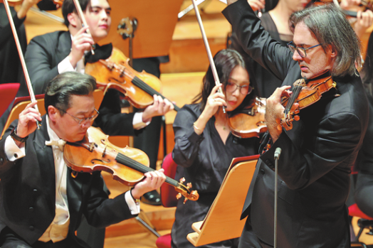 Violin virtuoso joins symphony's new season
