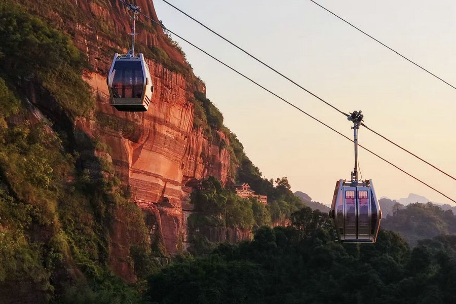 New cableway opens at Danxia Mountain in Guangdong