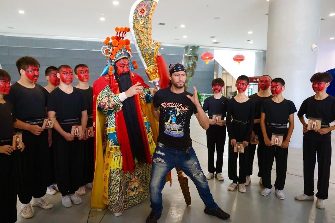 Foreign vloggers experience Jin Opera in Shanxi