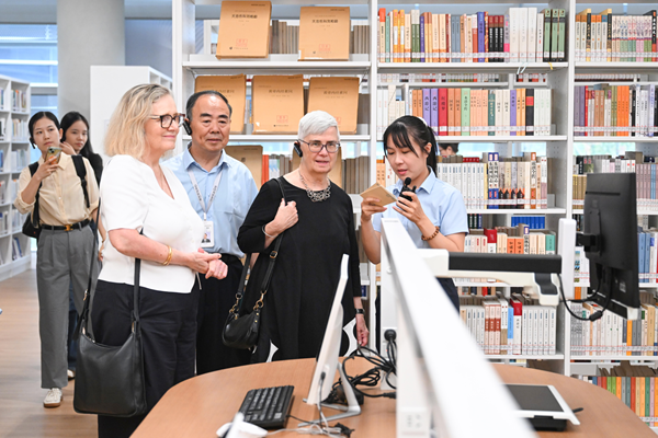 IFLA president praises Optics Valley Library during visit