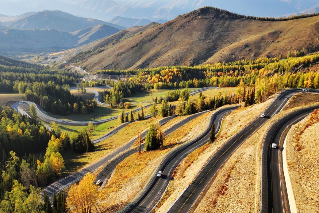 Altay-Hemu Highway showcases autumn colors in Xinjiang