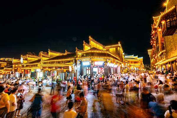 1790068742009074444.jpg 铜仁市中南门古城流光溢彩、热闹非凡,市民和游客接踵而至。肖浩 摄 (贵州图片库发).jpg