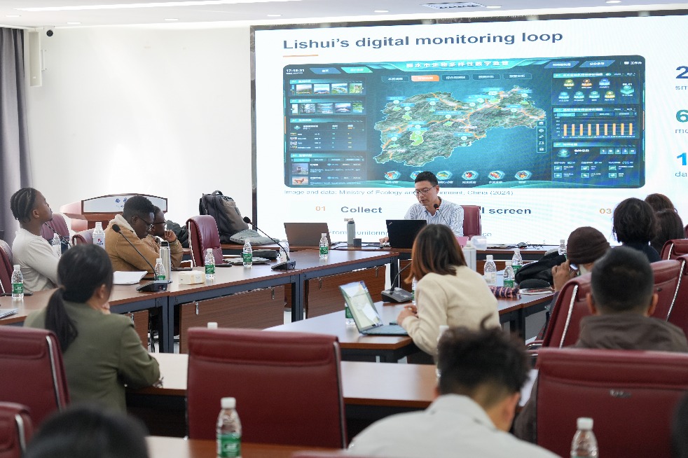 Global South AI camp begins study tour at Xizang University