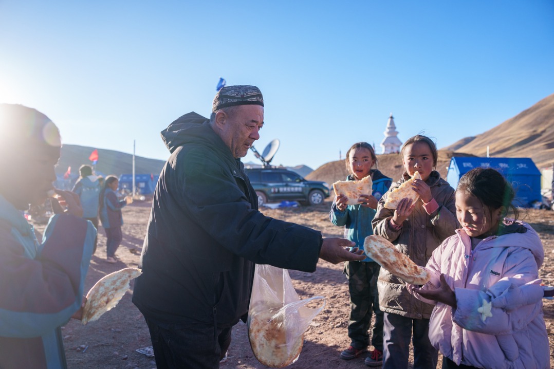 Pic story: Volunteers bring warmth to quake-hit Xizang